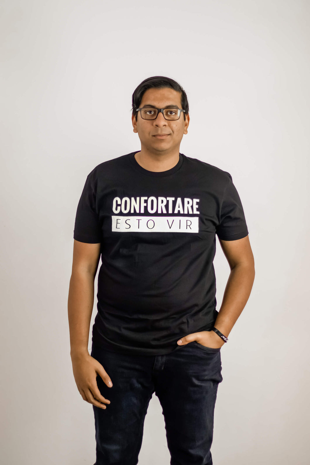 “Confortare Esto Vir” T-Shirt